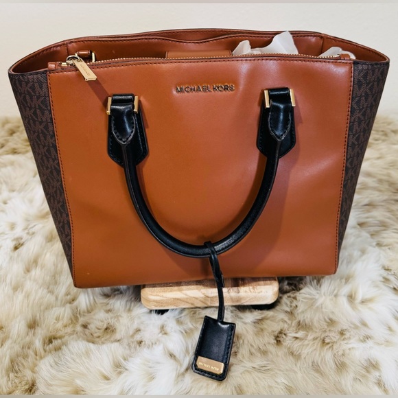 Michael Kors Handbags - MICHAEL KORS TOTE